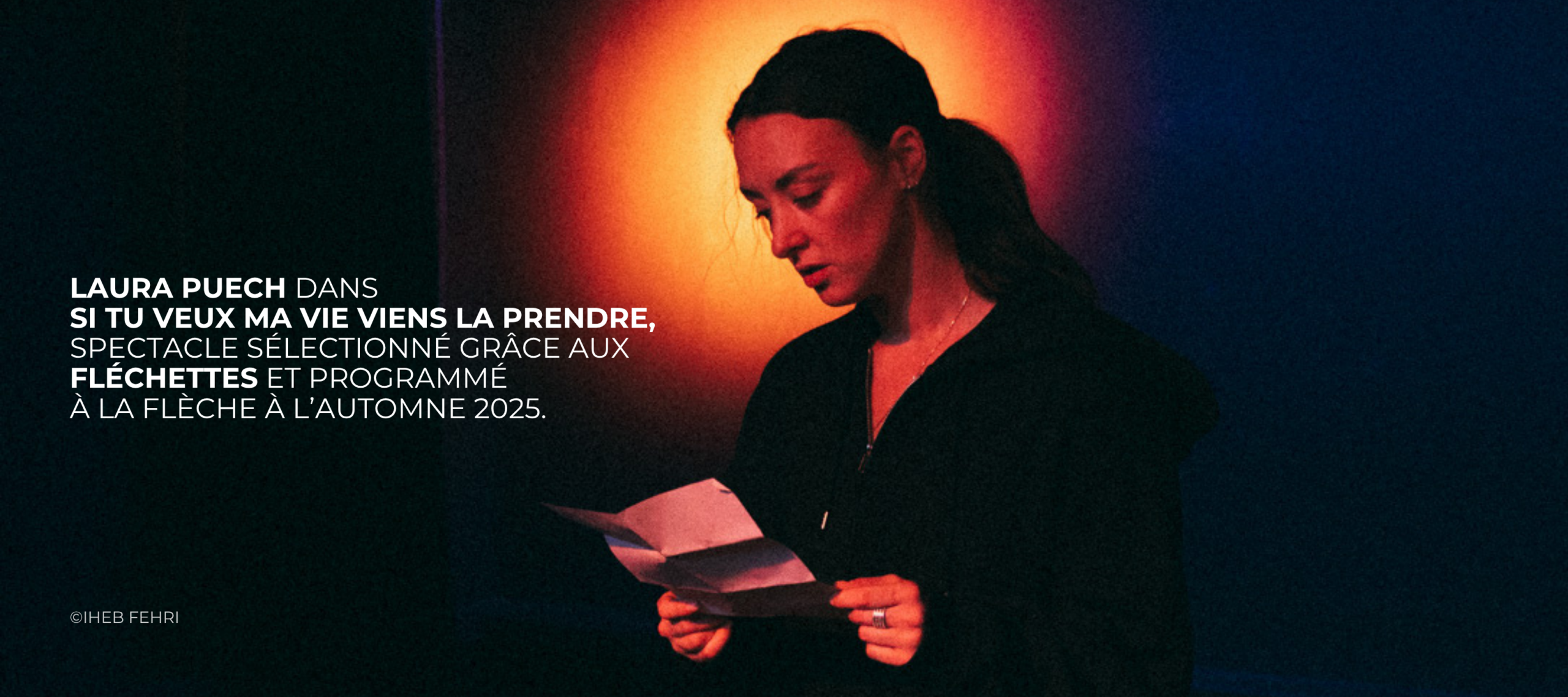 Laura Puech dans SI tu veux ma vie viens la prendre, spectacle sélectionné grâce aux Fléchettes et programmé à La Flèche à l'automne 2025.